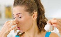Comment se débarrasser rapidement de l'odeur de l'ail de la bouche à la maison