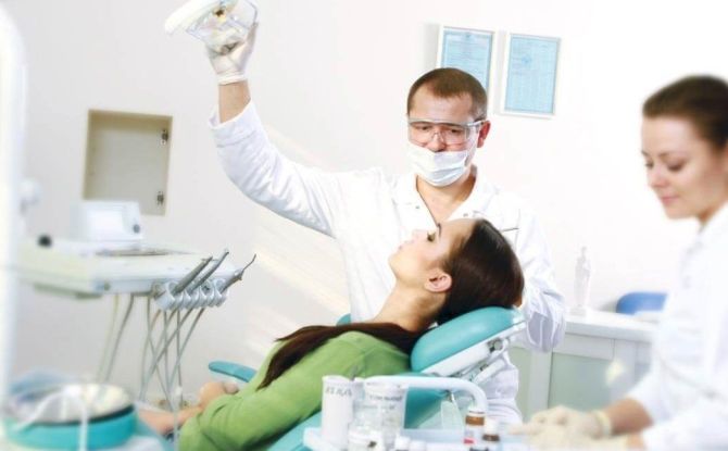 Liečba ďasien a dier po extrakcii zubov: termíny a postupné fotografie