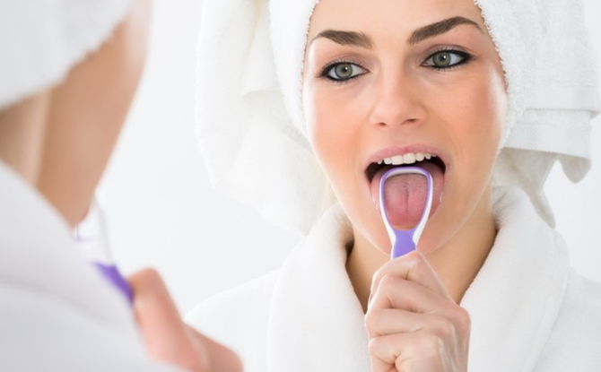 Reinigung der Zunge von Plaque zu Hause: ist es notwendig, wirksame Geräte und Methoden