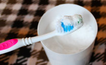 Comment blanchir les dents avec du soda à la maison