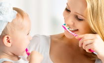 Comment se brosser les dents pour les enfants de moins d'un an et plus, à quel âge vous devez commencer