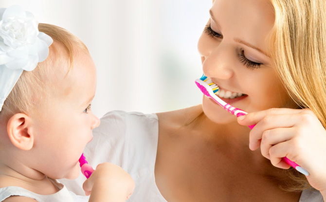 Hvordan pusse tennene dine for barn under ett år og eldre, i hvilken alder du trenger å begynne