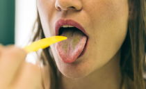 Ragioni per cui si forma un rivestimento verde sulla lingua e come gestirlo