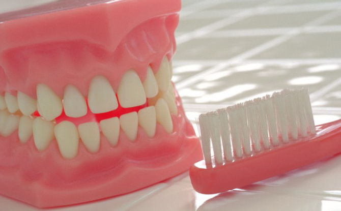 قواعد لرعاية أطقم الأسنان القابلة للإزالة ، طرق لتخزين الأطراف الاصطناعية
