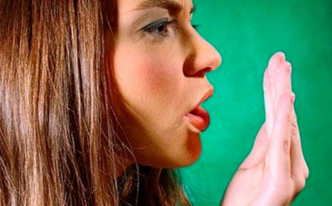 Hvorfor lukter en voksen av aceton fra munnen og hvordan bli kvitt lukten