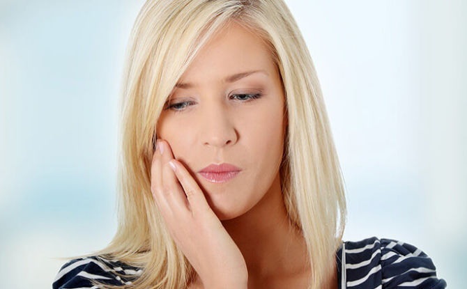 Zahnfluss auf Zahnfleisch und Wange: Symptome, Behandlung zu Hause