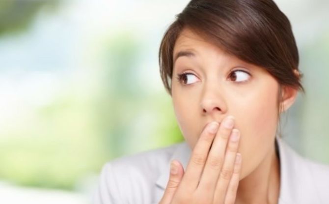 كيفية التخلص من رائحة الفم الكريهة - تدابير الطوارئ