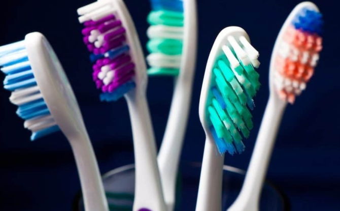 Pourquoi et à quelle fréquence dois-je changer ma brosse à dents