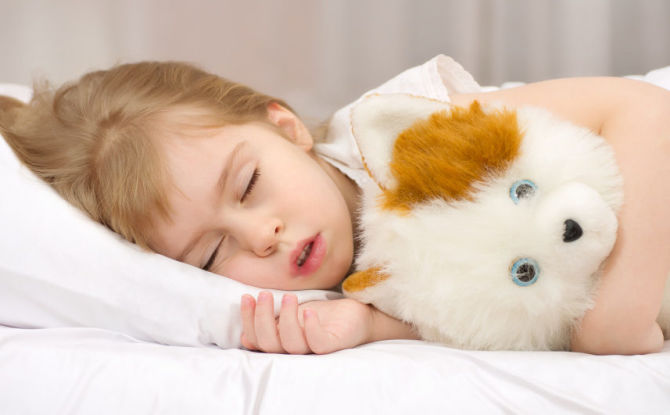L'enfant grince et grince des dents pendant son sommeil: causes et méthodes de traitement