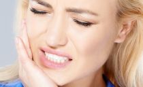 Príčiny bolesti čeľuste pri otvorení úst a žuvaní, čo robiť
