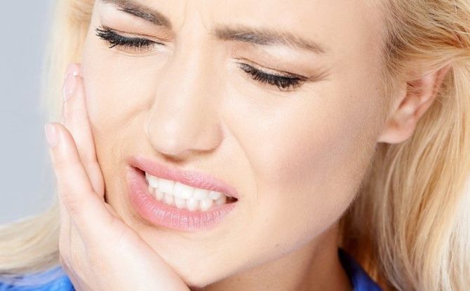 Przyczyny bólu szczęki podczas otwierania jamy ustnej i żucia, co robić