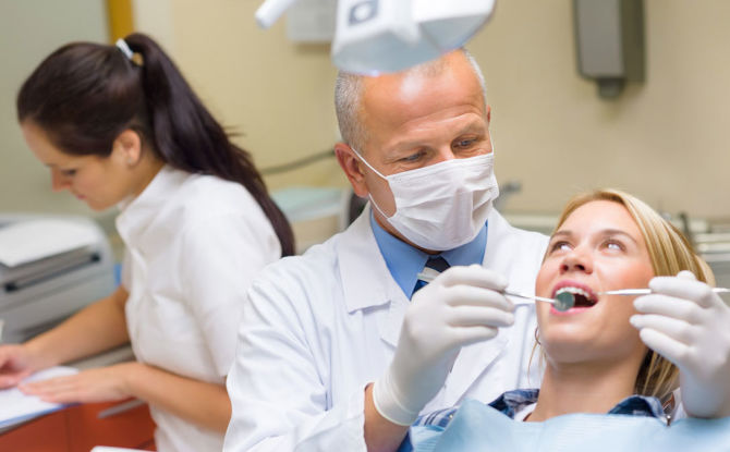 طبيب أسنان تقويم الأسنان: من هو وماذا يشفي