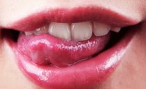 Fissures dans la langue: causes, symptômes et traitement