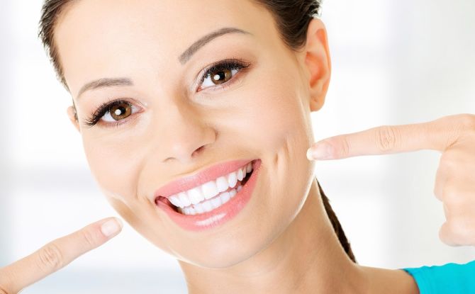 Comment blanchir les dents avec du peroxyde d'hydrogène et du bicarbonate de soude à la maison