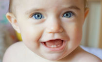 Kako i kako pomoći djetetu kad mu se režu zubi