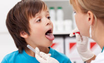 Gul plakett på tungen hos barn og spedbarn: årsaker og behandling