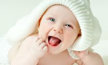 Trost hos nyfødte, spedbarn og spedbarn på tungen i munnen