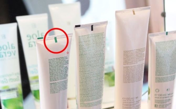Que signifient les rayures colorées sur les tubes de dentifrices et de crèmes?