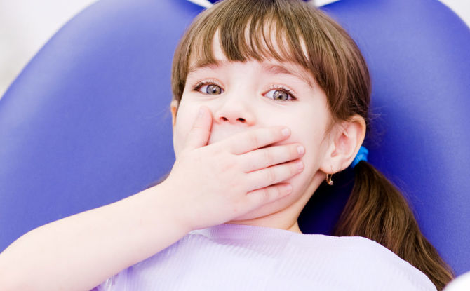 Un bambino ha un latte o un dente permanente che fa male - come anestetizzare a casa