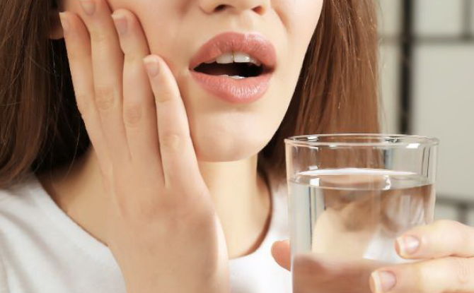 Opláchnutie úst pomocou soda-soľný roztok pre bolesti zubov: proporcie, ako variť