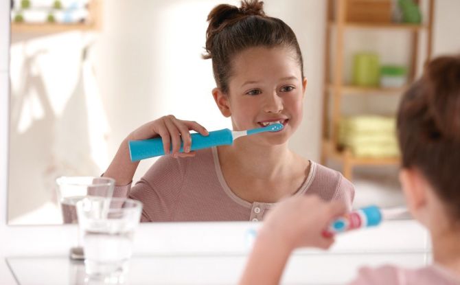 فرشاة الأسنان الكهربائية للأطفال: أنواع ، إيجابيات ، أفضل الموديلات