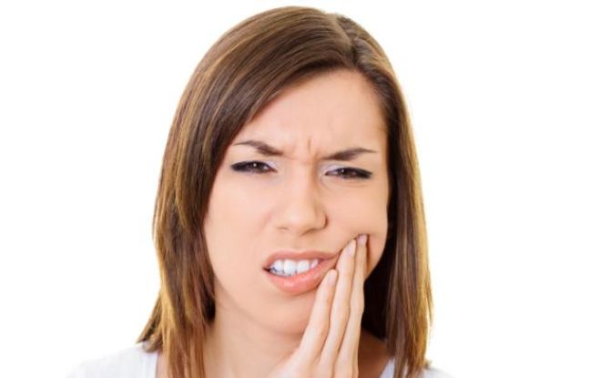 Ein Weisheitszahn wächst und ein Zahnfleisch schmerzt: Was ist gefährlich und wie ist es zu behandeln?