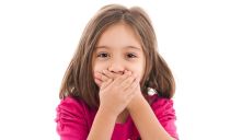 Mundgeruch bei einem Kind: Ursachen und Behandlung