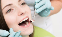 Memberus gigi dan pemutihan gigi profesional dengan Aliran Udara