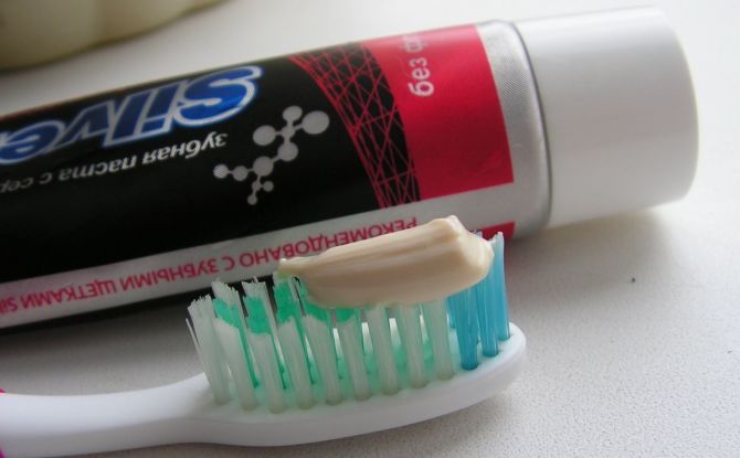 Senarai pasta gigi bebas fluorida untuk orang dewasa dan kanak-kanak, bagaimana memilih ubat gigi bebas fluorida terbaik