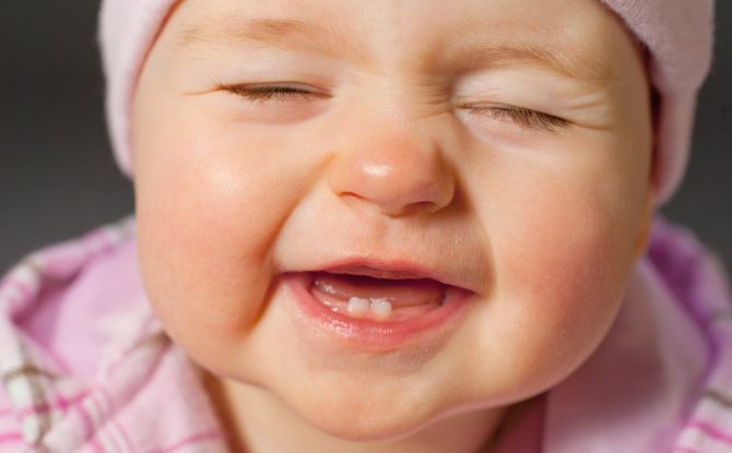 טיפוס על שיני הילד: סימפטומים, כיצד לעזור לילד ומה ניתן לעשות