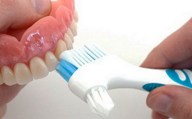 Evde takma dişlerin nasıl ve nasıl temizleneceği