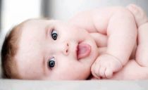 Weiße Plakette in der Zunge eines Neugeborenen: Ursachen und Behandlung