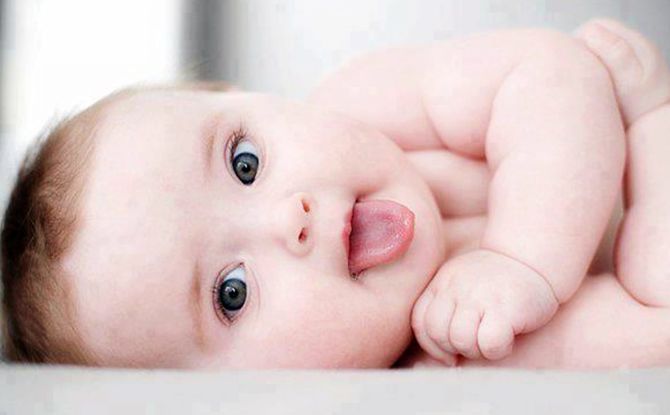 Plak putih dalam lidah bayi yang baru lahir: sebab dan rawatan