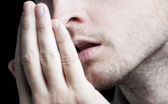 ما الذي يسبب رائحة الفم الكريهة وماذا تفعل حيال ذلك