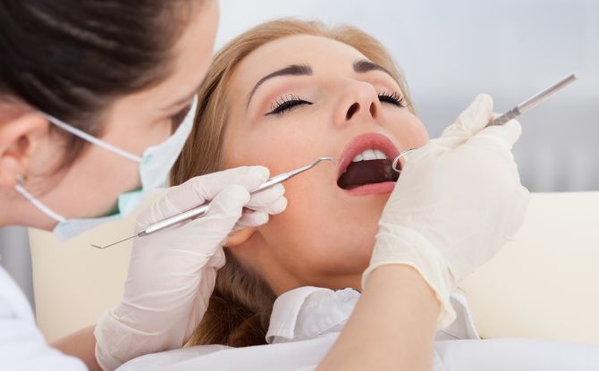 Was tun, wenn das Zahnfleisch in der Nähe des Zahns geschwollen ist?