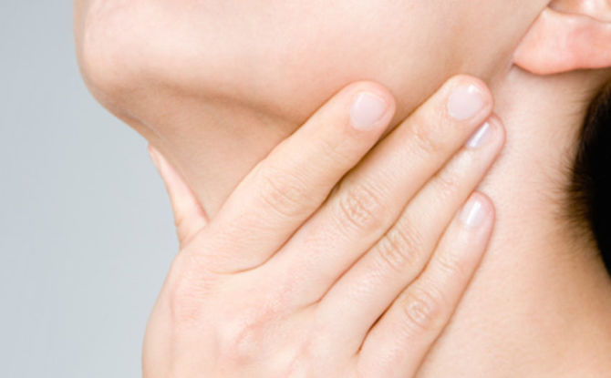 Z akých dôvodov môže brada alebo krk pod čeľusťou v hrtane ublížiť