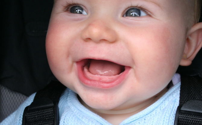 Tänder skärs i ett barn: hur och vad man ska bedöva