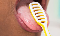 Berus, pengikis dan sudu untuk membersihkan lidah: mengapa mereka diperlukan, bagaimana untuk memilih