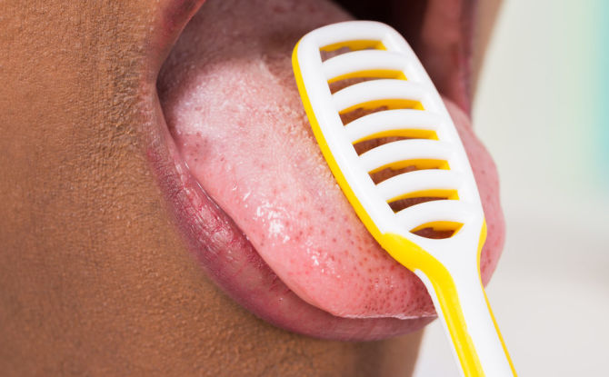 Brosses, grattoirs et cuillères pour nettoyer la langue: pourquoi sont-ils nécessaires, comment choisir