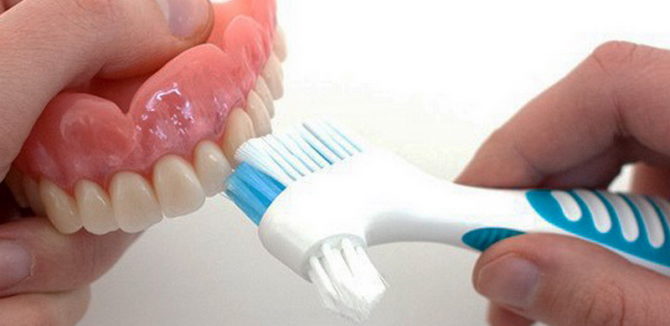 Zobu protēžu tīrīšana