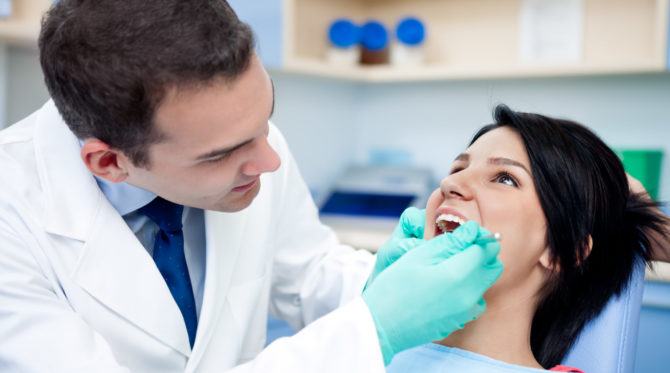 Vyšetření zubního lékaře pro kandidózu