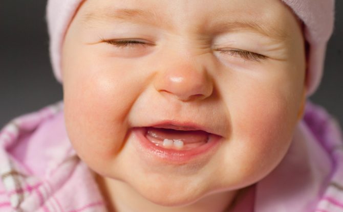 Les premières dents éclatées du bébé