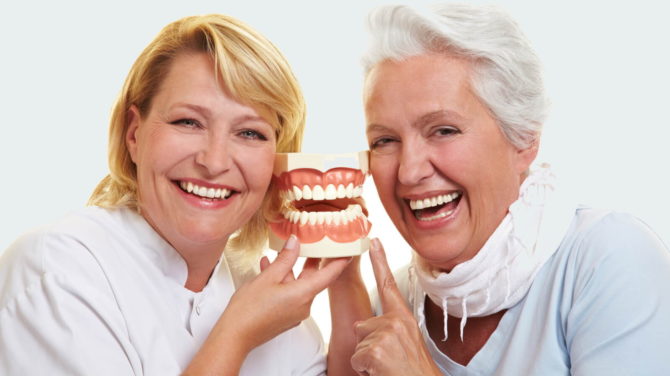 الأطراف الصناعية للأسنان للمتقاعدين