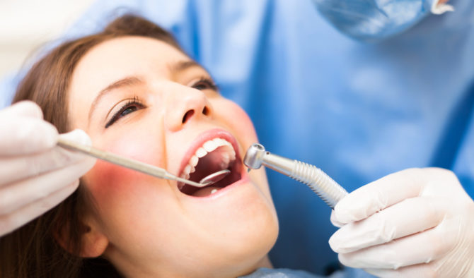 Procedimento de restauração dentária