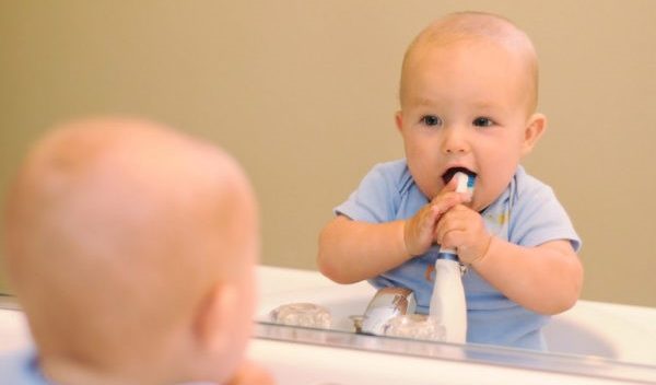 طفل بالفرشاة الأسنان