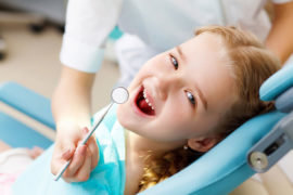 ילד אצל רופא השיניים