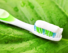Gawang bahay na toothpaste para sa mga ngipin