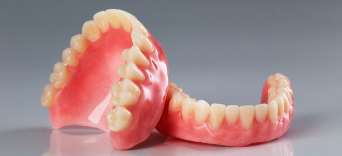 Odnímateľná protéza s úplnou absenciou zubov