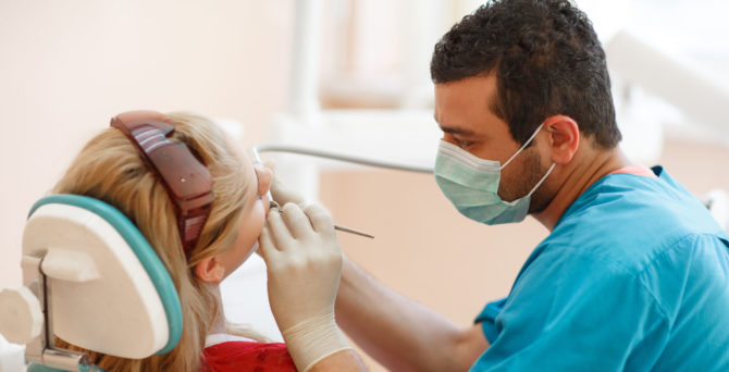 Dentista ortopédico toma paciente
