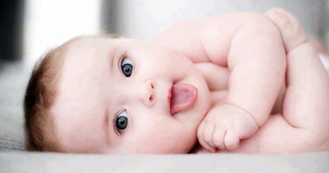 Beba ima bjelkasti premaz na jeziku